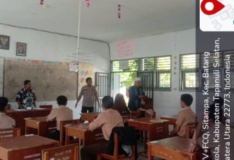 Bersama Bhabinkamtibmas Polsek Batang Angkola, Bripka Muhammad Ridoan Lubis, Kanit Binmas sosialisasi penerimaan calon anggota polisi itu di SMA Negeri 1 Batang Angkola.