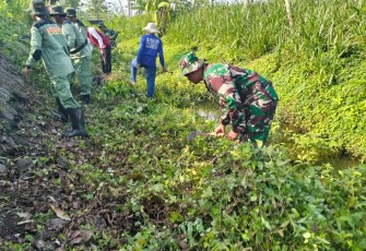 Babinsa Gotong Royong Bersama Warga Bersihkan Sungai