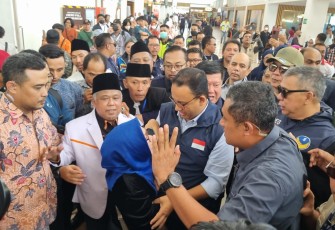 Kader PKS Jatim saat Berbaur dengan Ribuan Warga Turut Sambut Kehadiran Anies Baswedan di Jatim