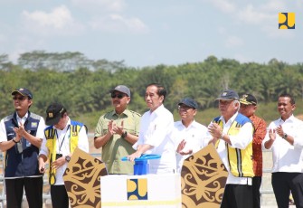 Menteri Basuki saat Dampingi Presiden Jokowi Mulai Pengisian Bendungan Sepaku Semoi