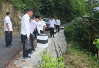 Bupati Trenggalek, Mochamad Nur Arifin, bersama jajarannya saat melakukan safari infrastruktur, di Jalan Dongko-Bantengan, Rabu (25/1/2023).