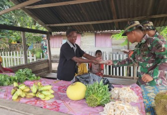 Satgas Pamtas Kewilayahan Yonif 125/SI'MBISA berbagi kebahagiaan dengan menggelar Si'mbisa Berbagi Kasih di seluruh jajaran pos yang tersebar di 3 Kabupaten yaitu Merauke, Mappi, dan Asmat kepada masyarakat di wilayah penugasan pada Jum’at (08/12/2023)
