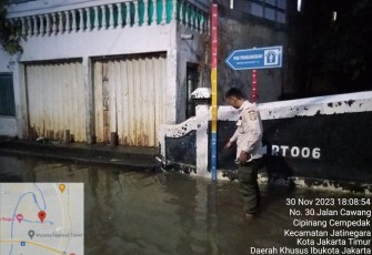 BPBD DKI Jakarta melakukan pemantauan tinggi muka air dampak dari banjir yang terjadi memasuki musim hujan akhir tahun ini