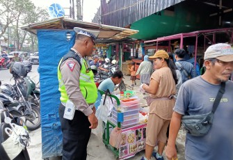 Sat Lantas Polrestabes Medan melaksanakan penertiban pedagang kaki lima (PK-5) dan parkir liar kendaraan di Pajak USU (Pajus) yang berada di Jalan Jamin Ginting, Medan, Jumat (8/12/2023).