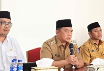  Bupati Labuhanbatu dr. H. Erik Adtrada Ritonga, MKM didampingi Plt Diskominfo Ahmad Fadly Rangkuti, ST. M.Kom dan Kasi Penmad Hambali Ritonga, M.Pd.l saat membuka ujian praktek sholat fardhu dan sholat jenazah se Kabupaten Labuhanbatu secara zoom meeting, di Rumah Dinas Bupati, Jalan Padang Matinggi. Senin (13/3).  