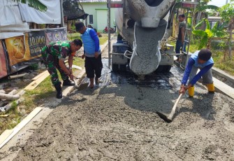 Babinsa Koramil Kebonsari Bantu Pengecoran Jalan