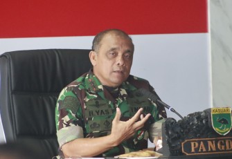 Pangdam XVIII/Kasuari, Mayjen TNI Ilyas Alamsyah, S.E., M.Tr.(Han) saat memberikan pengarahan kepada Perwira Abit Sekolah Staf dan Komando Angkatan Darat (Seskoad) 2023