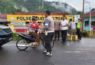 Personel Polsek Batang Toru saat membagikan ratusan Takjil.