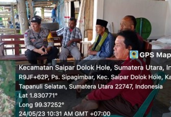 Seakan tanpa ada jarak, Bhabinkamtibmas Polsek Saipar Dolok (SD) Hole, Aipda Karya Bangun, ngobrol bareng seputar Kamtibmas bersama masyarakat binaan, Rabu (24/5/2023) pagi di Kelurahan Sipagimbar, Kabupaten Tapanuli Selatan (Tapsel).