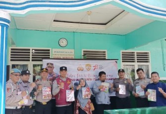 Sebagai wujud kepedulian Polri dalam budayakan literasi hingga ke pelosok Nusantara, Kapolsek Saipar Dolok (SD) Hole, Iptu Amron Simanullang, SH, sumbang buku ilmu pengetahuan di Pesantren Darul Mursyid, Jumat (8/9/2023) pagi.