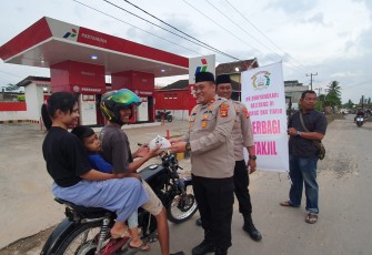 Kapolsek Belitang Tiga saat Berbagi Takjil