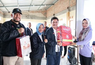 Komisaris Utama Admedika, Torkis Ropinda Sihombing (kedua dari kanan) menyerahkan secara simbolis paket kesehatan posyandu kepada Kader Kesehatan Dusun Jetis, Sri (paling kanan) disaksikan oleh Komisaris AdMedika, Guntur Setyanto (paling kiri) dan CEO AdMedika, Dwi Sulistiani (kedua dari kiri) pada program PodjokSehat, berkolaborasi dengan Puskesmas Colomadu II, Dusun Jetis, Desa Puspan Blulukan Colomadu, Jawa Tengah, beberapa waktu lalu