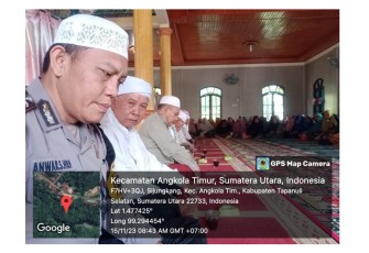 Bhabinkamtibmas Polsek Sipirok, Aiptu Anwar Saddat Harahap, SH, melakukan cooling system kepada jamaah, Kamis (16/11/2023)