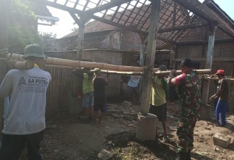 Babinsa Bantu Renovasi Rumah Warga 