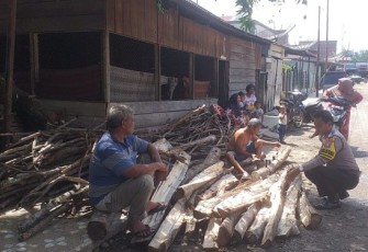 Bhabinkamtibmas Polsek Padang Bolak, Bripka Amirul S Hasibuan, memberi pesan-pesan Kamtibmas, Senin (16/10/2023) 