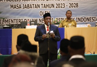 Wamendagri John Wempi Wetipo saat melantik 33 anggota MRP Papua Selatan masa jabatan 2023-2028 di Ballroom Swissbell Hotel Merauke, Papua Selatan, Senin (6/11/2023).