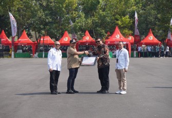 Bank Jatim Serahkan CSR Tenda Kerucut Kepada Pemkab Jember
