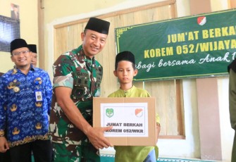Korem 052/Wijayakrama Santuni Anak Yatim di Yayasan Bina Insan Kamil 