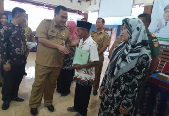 Bupati Blora Arief Rohman menyerahkan sertifikat kepada warga yang menempati tanah Kawasan Wonerjo Kecamatan Cepu.