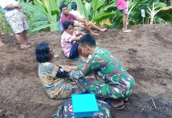 Tim Kesehatan Satgas TMMD  Berikan Pelayanan Kesehatan dan Pengobatan Gratis Kepada Warga Sekitar Lokasi