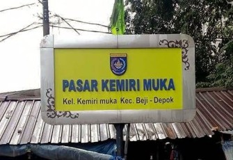 Palang bertulisan Pasar Kemiri Muka Depok : Dokumentasi Pribadi 