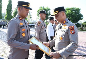 Kapolres Aceh Timur saat Beri Penghargaan Kepada Kapolsek Madat