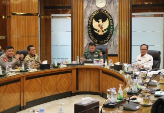 Gubernur Kepri Ansar Ahmad, Senin (14/8/2023) menghadiri rapat koordinasi yang diselenggarakan Kementrian Kordinasi Bidang Politik Hukun dan Ham (Kemenko Polhukam). 