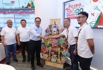 Wakil Menteri Badan Usaha Milik Negara (BUMN) Kartika Wirjoatmodjo (ketiga dari kiri) disaksikan Direktur Utama Telkom Ririek Adriansyah (kedua dari kiri) dan Direktur Network & IT Solution Telkom Herlan Wijanarko (paling kiri), menyerahkan simbolis bingkisan kepada personel posko yang bertugas di Telkom Integrated Operation Center Telkom dalam rangkaian acara kunjungan ke Posko TelkomGroup SIAGA NARU 2023/2024 di Jakarta, Jumat (29/12).