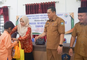 Sekda Bintan Tinjau Kegiatan Sunat Massal di Desa Malang Rapat