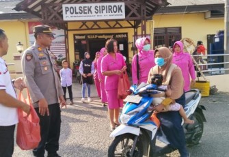 Polsek Sipirok Berbagi Takjil Ke Masyarakat.
