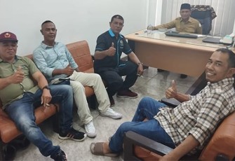 Wartawan dan LSM saat Temui Penjabat Bupati
