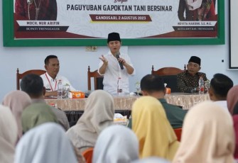 Bupati Trenggalek Mochamad Nur Arifin saat  kegiatan studi banding Paguyuban Gapoktan se-Kabupaten Trenggalek dengan Paguyuban Gapoktan Tani Bersinar di Aula Kecamatan Gandusari 