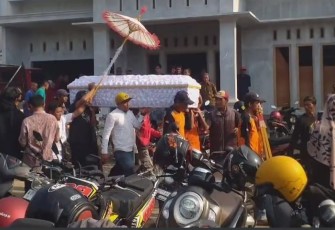 Sejumlah relawan mengantar jenazah Danang Setiono Foto : Istimewa