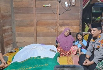 Kapolsek Batang Toru Melayat Kerumah Duka korban Hanyut di Sungai Parsariran