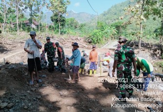Babinsa Kodim 0802/Ponorogo Membaur Bersama Rakyat Dalam Pembangun Jembatan