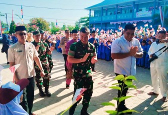 Kodim 0315/Tanjungpinang bersama Pemkab Bintan dan Polres Bintan menggelar kegiatan Pembagian Sarapan Pagi Merah-putih kepada Siswa SDN 004 Toapaya, Kabupaten Bintan, Jumat (11/8/2023) pagi. 