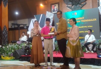 Bupati Trenggalek, Mochamad Nur Arifin, saat memberikan cindera mata kepada Letkol Kav Peddy Adi Prasetyo, S Sos, di Pendapa Manggala Praja Nugraha, Selasa (28/11/2023).