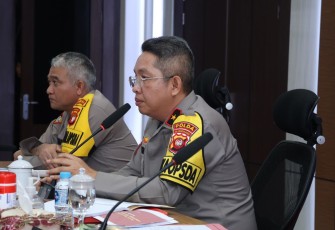akapolda Kalbar Brigjen Pol Roma Hutajulu, S.I.K., M.Si., memimpin pelaksanaan anev dan dihadiri Karoops Polda Kalbar Kombes Pol Moch Noor Subchan, S.I.K., M.H., PLT Irwasda Polda Kalbar Kombes Pol Eddy Suryantha Tarigan, S.I.K., M.H., Para Kasatgas Polda dan Para Kasatgas Polres Jajaran yang mengikuti melalui zoom meeting