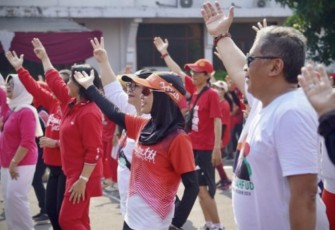 Atikoh Ganjar Bersama Hasto saat Senam Sicita Bareng Ibu-ibu Usai Maraton 10K