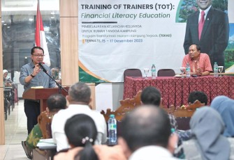 Sekretaris Jenderal (Sekjen) Kementerian Desa Pembangunan Daerah Tertinggal dan Transmigrasi (Kemendes PDTT) Taufik Madjid  saat memberi pengarahan kegiatan Training of Trainers (ToT): Financial Literacy Education Pembelajaran Keuangan Keluarga untuk Rumah Tangga Kampung Program TEKAD di Ternate, Maluku Utara, Jumat (15/12/2023)