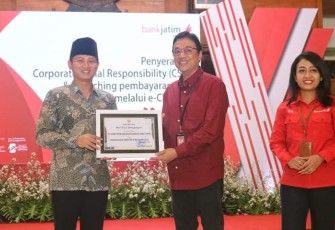 Bupati Trenggalek, Mochammad Nur Arifin, saat menerima bantuan CSR dari Bank Jatim secara simbolis di Pendopo Manggala Praja Nugraha, Jum'at (20/1/2023) (Foto : Hardi Rangga klikwarta.com).