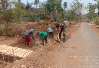 Babinsa Kodim 0802/Ponorogo Ikut Kerja Bakti Bangun Talud Jalan
