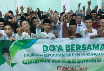 Ratusan santri Ponpes Al Muslim Desa Beganjing Kecamatan Japah menggelar tasyakuran dan doa bersama dukung Gibran  menjadi bakal calon wakil Presiden Prabowo Subianto.