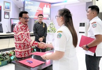 Wali Kota Bitung Maurits Mantiri saat memberikan SK P3K tenaga kesehatan