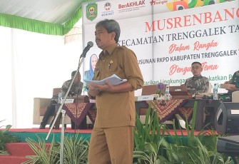 Sekdakab Trenggalek, Drs Edy Soepriyanto, saat memberikan arahan pada kegiatan pelaksanaan, musyawarah perencanaan pembangunan (Musrenbang) Kecamatan Trenggalek di Pujasera Desa Sambirejo Kecamatan Trenggalek, Selasa (14/2/2023) (Foto: Hardi Rangga klikwarta.com).
