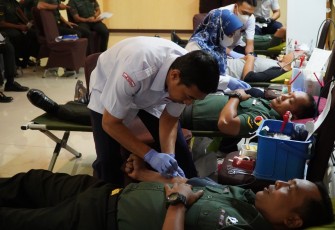 Korem 081/DSJ saat menggelar aksi kemanusiaan berupa donor darah di Aula Jenderal Sudirman Makorem, Jl. Pahlawan No. 50 Kota Madiun, Selasa (12/12/2023) 