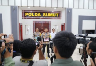 Kapolda Sumut, Irjen Pol Agung Setya Imam Effendi, mengumumkan penahanan tersebut bersama Direktur Reskrimsus, Kombes Pol Teddy Marbun, dan Kabid Humas, Kombes Pol Hadi Wahyudi di Aula Tribrata Mapolda Sumut pada Senin (27/11)