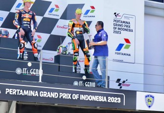 Ketua MPR RI Bamsoet Serahkan Trophy Juara Dunia Moto2 di Pertamina Mandalika International Circuit