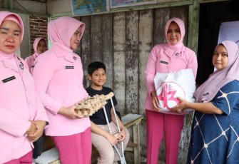 Dalam rangka menyambut HUT Yayasan Kemala Bhayangkari (YKB) ke-43, Ny Fitri Imam Zamroni, santuni dan berikan tali asih serta paket bantuan sosial kepada sejumlah sejumlah anak disabilitas, Selasa (7/3/2023), kemarin.