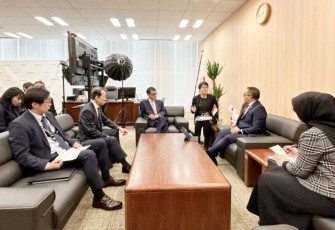 Menteri PANRB Abdullah Azwar Anas saat bertemu dengan Menteri Transformasi Digital Jepang Taro Kono di Kantor Digital Agency Tokyo, Jepang, Jumat (01/12/2023).